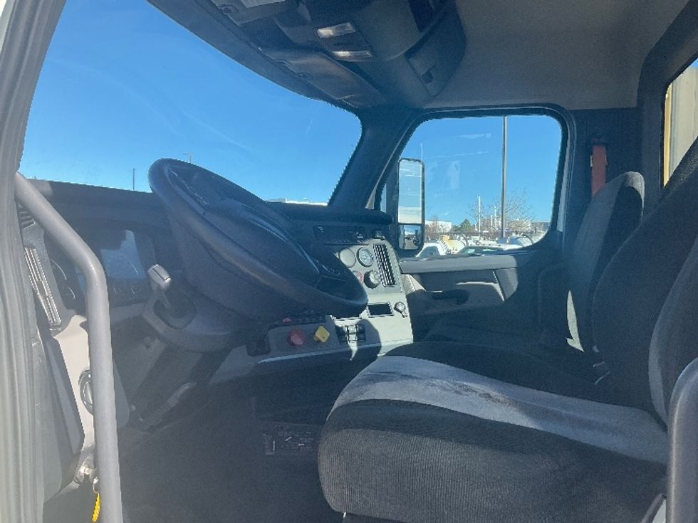 Day Cab Tractor-Heavy Duty Tractors-Freightliner-2019-T12664ST-Greeley-CO-385,667\n\t\tmiles-$ 46,250 - Image 10