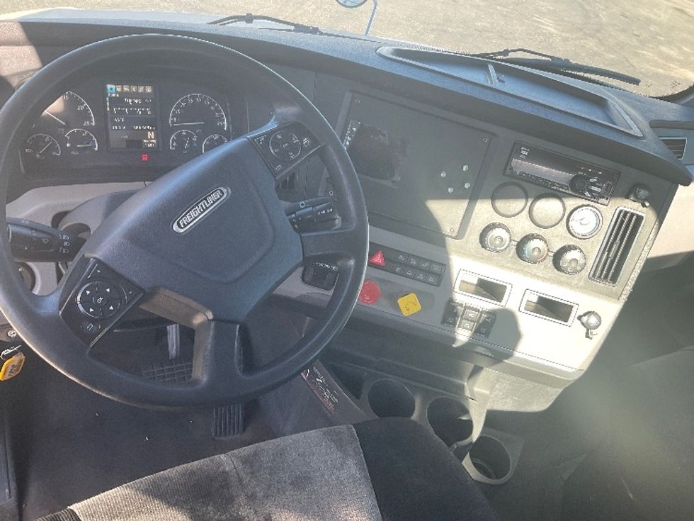 Day Cab Tractor-Heavy Duty Tractors-Freightliner-2019-T12664ST-Greeley-CO-385,667\n\t\tmiles-$ 46,250 - Image 11