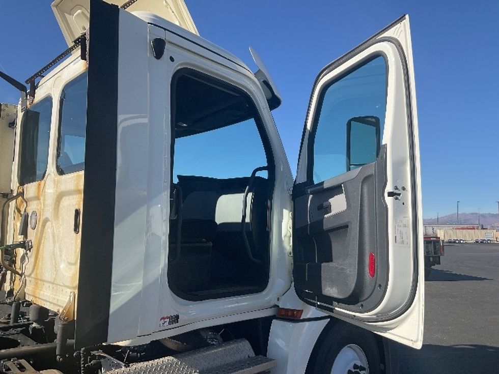 Day Cab Tractor-Heavy Duty Tractors-Freightliner-2019-T12664ST-Greeley-CO-385,667\n\t\tmiles-$ 46,250 - Image 12