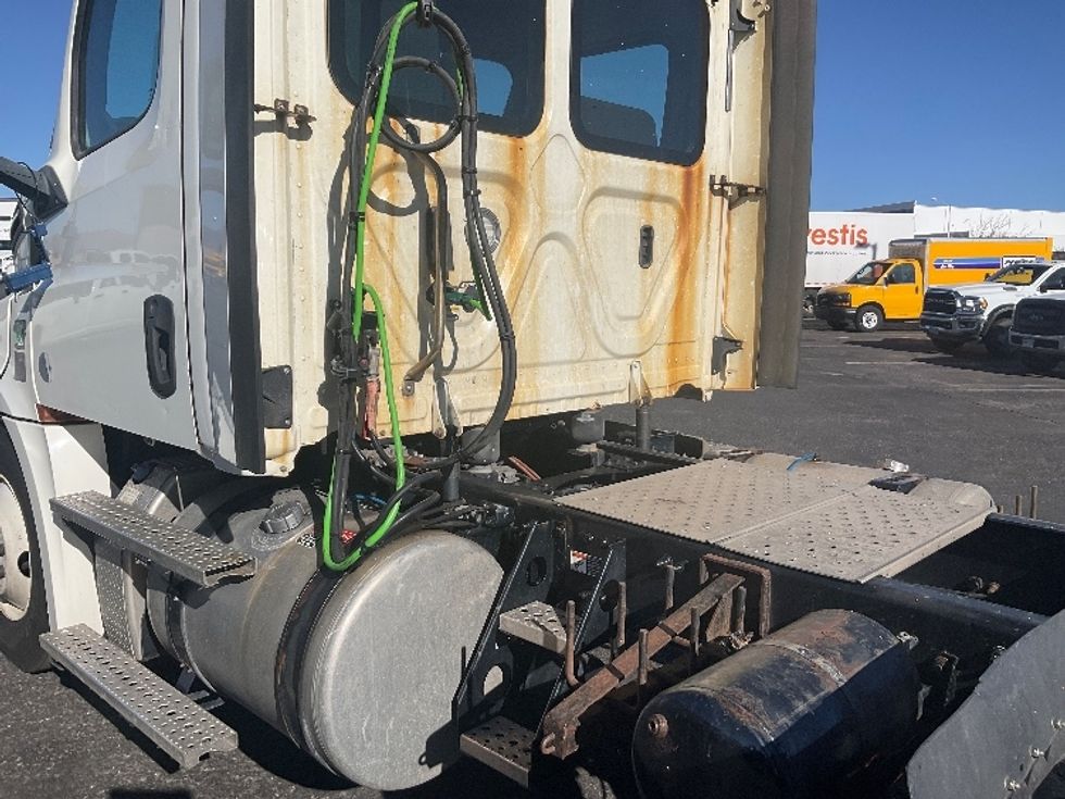 Day Cab Tractor-Heavy Duty Tractors-Freightliner-2019-T12664ST-Greeley-CO-385,667\n\t\tmiles-$ 46,250 - Image 17