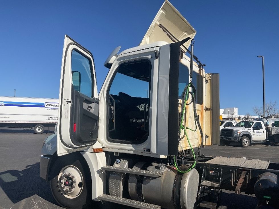 Day Cab Tractor-Heavy Duty Tractors-Freightliner-2019-T12664ST-Greeley-CO-385,667\n\t\tmiles-$ 46,250 - Image 9