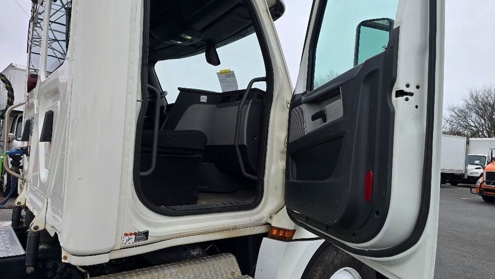 Day Cab Tractor-Heavy Duty Tractors-Freightliner-2019-T12664ST-Greensboro-NC-173,102\n\t\tmiles-$ 55,750 - Image 12