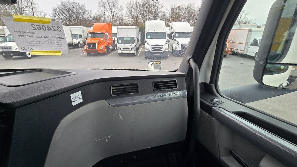 Day Cab Tractor-Heavy Duty Tractors-Freightliner-2019-T12664ST-Greensboro-NC-173,102\n\t\tmiles-$ 55,750 - Image 13