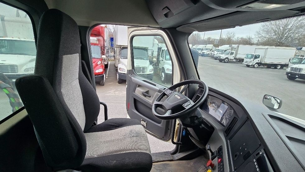 Day Cab Tractor-Heavy Duty Tractors-Freightliner-2019-T12664ST-Greensboro-NC-173,102\n\t\tmiles-$ 55,750 - Image 14