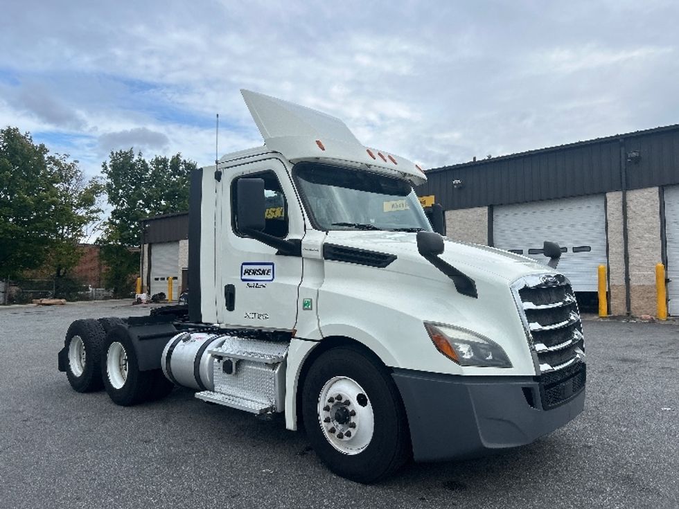 Day Cab Tractor-Heavy Duty Tractors-Freightliner-2019-T12664ST-Greensboro-NC-303,259\n\t\tmiles-$ 50,750 - Image 1
