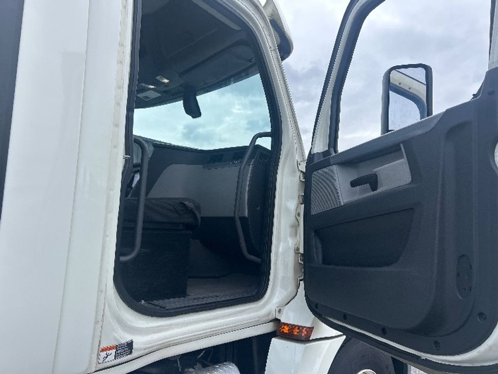 Day Cab Tractor-Heavy Duty Tractors-Freightliner-2019-T12664ST-Greensboro-NC-303,259\n\t\tmiles-$ 50,750 - Image 12