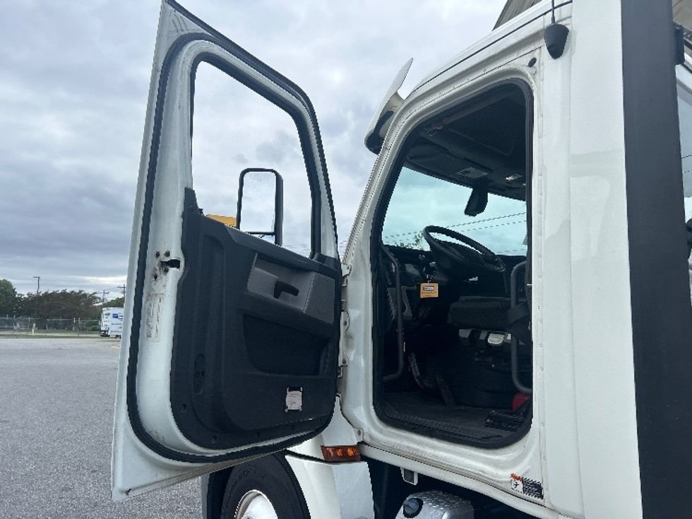 Day Cab Tractor-Heavy Duty Tractors-Freightliner-2019-T12664ST-Greensboro-NC-303,259\n\t\tmiles-$ 50,750 - Image 9