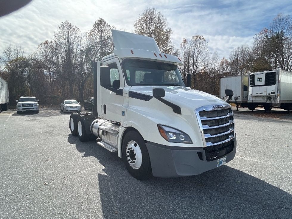 Day Cab Tractor-Heavy Duty Tractors-Freightliner-2019-T12664ST-Greensboro-NC-322,706\n\t\tmiles-$ 49,250 - Image 1