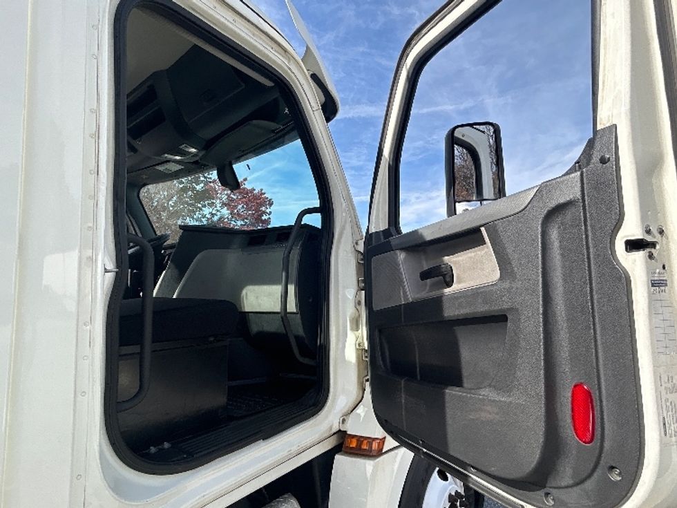 Day Cab Tractor-Heavy Duty Tractors-Freightliner-2019-T12664ST-Greensboro-NC-322,706\n\t\tmiles-$ 49,250 - Image 12