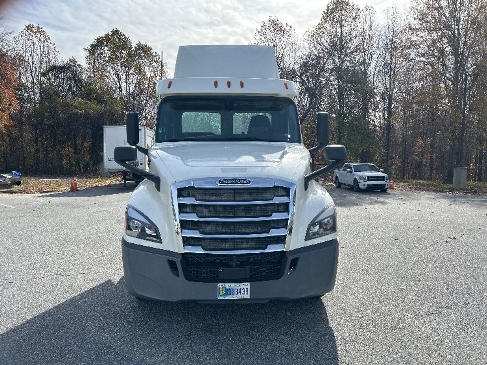 Day Cab Tractor-Heavy Duty Tractors-Freightliner-2019-T12664ST-Greensboro-NC-322,706\n\t\tmiles-$ 49,250 - Image 2