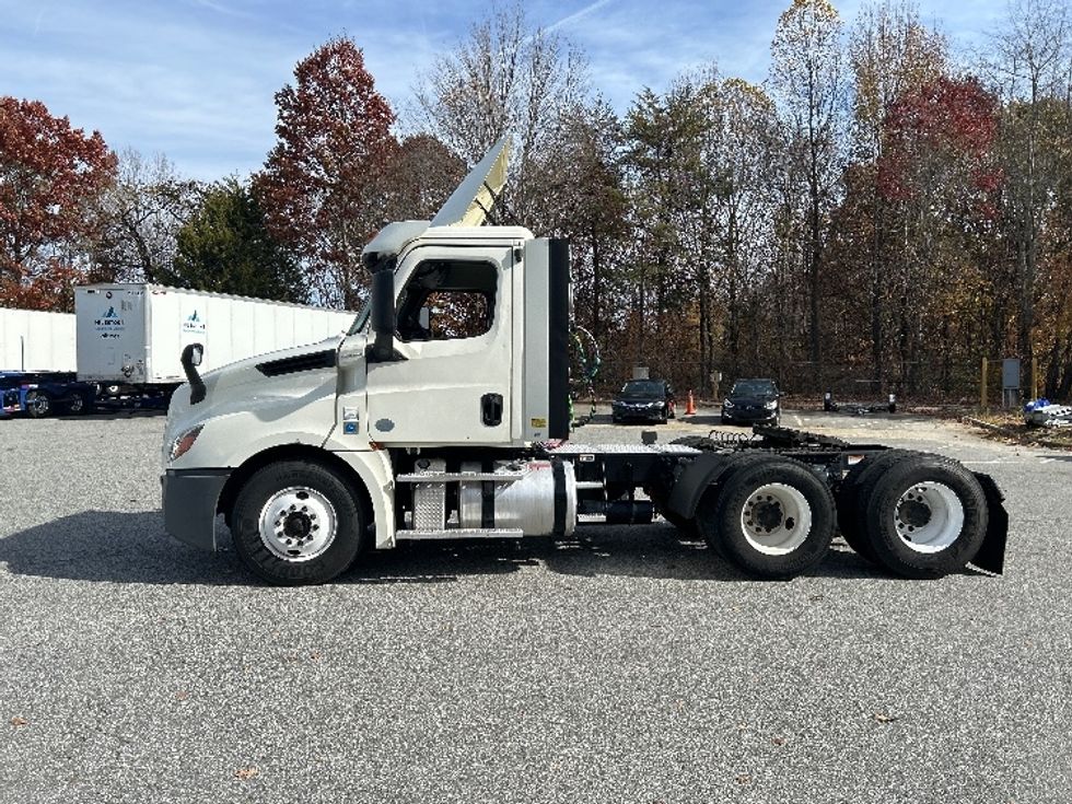 Day Cab Tractor-Heavy Duty Tractors-Freightliner-2019-T12664ST-Greensboro-NC-322,706\n\t\tmiles-$ 49,250 - Image 4