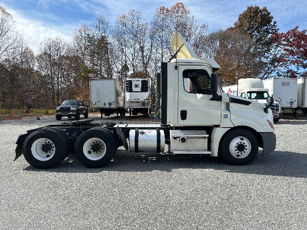 Day Cab Tractor-Heavy Duty Tractors-Freightliner-2019-T12664ST-Greensboro-NC-322,706\n\t\tmiles-$ 49,250 - Image 8