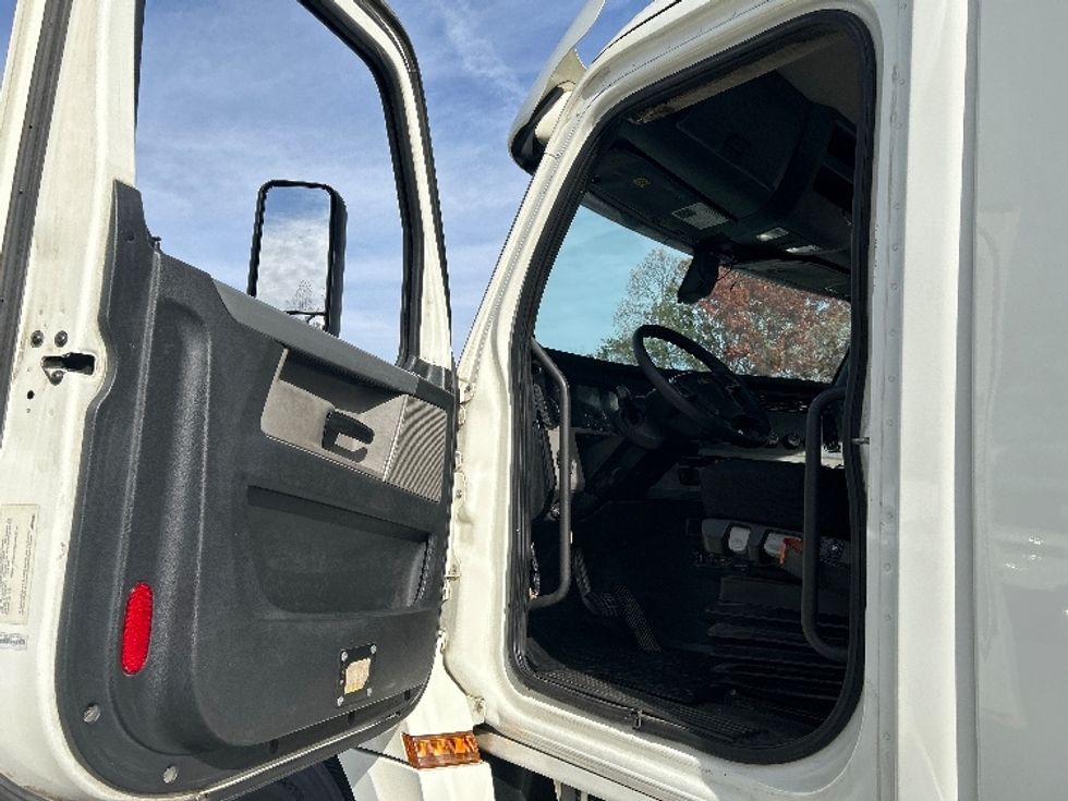 Day Cab Tractor-Heavy Duty Tractors-Freightliner-2019-T12664ST-Greensboro-NC-322,706\n\t\tmiles-$ 49,250 - Image 9