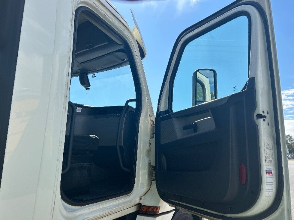 Day Cab Tractor-Heavy Duty Tractors-Freightliner-2019-T12664ST-Greensboro-NC-335,874\n\t\tmiles-$ 48,500 - Image 11