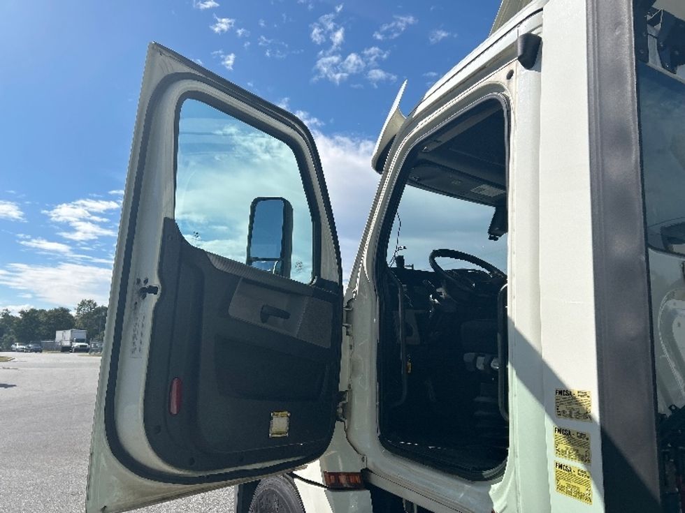 Day Cab Tractor-Heavy Duty Tractors-Freightliner-2019-T12664ST-Greensboro-NC-335,874\n\t\tmiles-$ 48,500 - Image 9