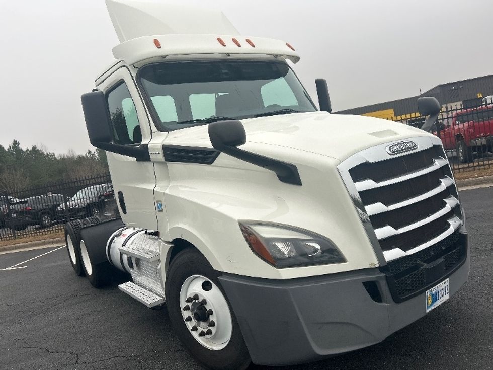 Day Cab Tractor-Heavy Duty Tractors-Freightliner-2019-T12664ST-Greensboro-NC-391,902\n\t\tmiles-$ 44,750 - Image 1