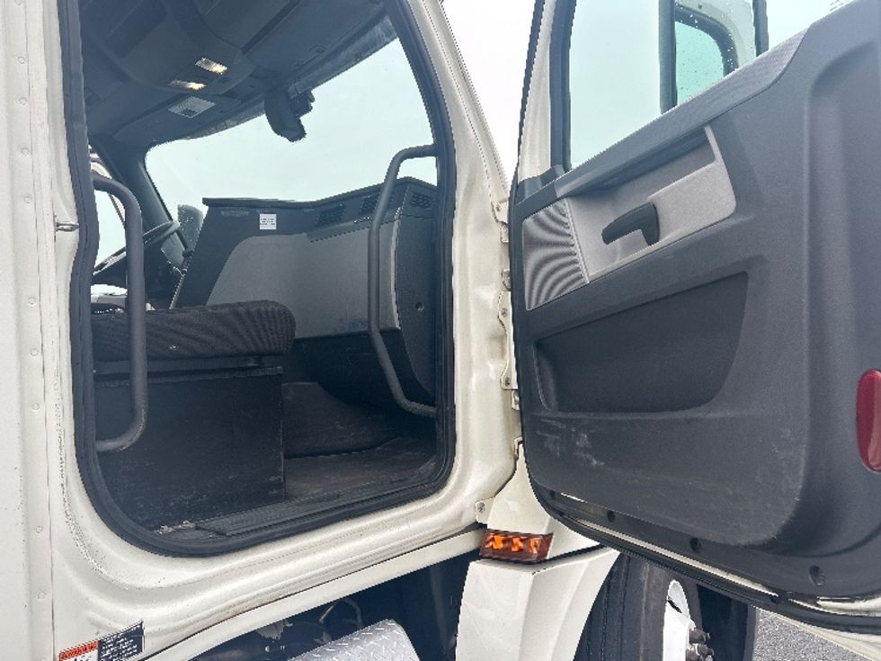 Day Cab Tractor-Heavy Duty Tractors-Freightliner-2019-T12664ST-Greensboro-NC-391,902\n\t\tmiles-$ 44,750 - Image 12