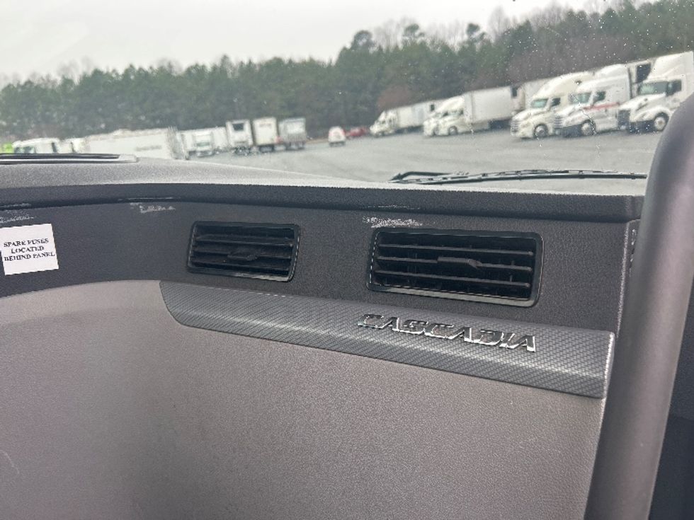 Day Cab Tractor-Heavy Duty Tractors-Freightliner-2019-T12664ST-Greensboro-NC-391,902\n\t\tmiles-$ 44,750 - Image 13