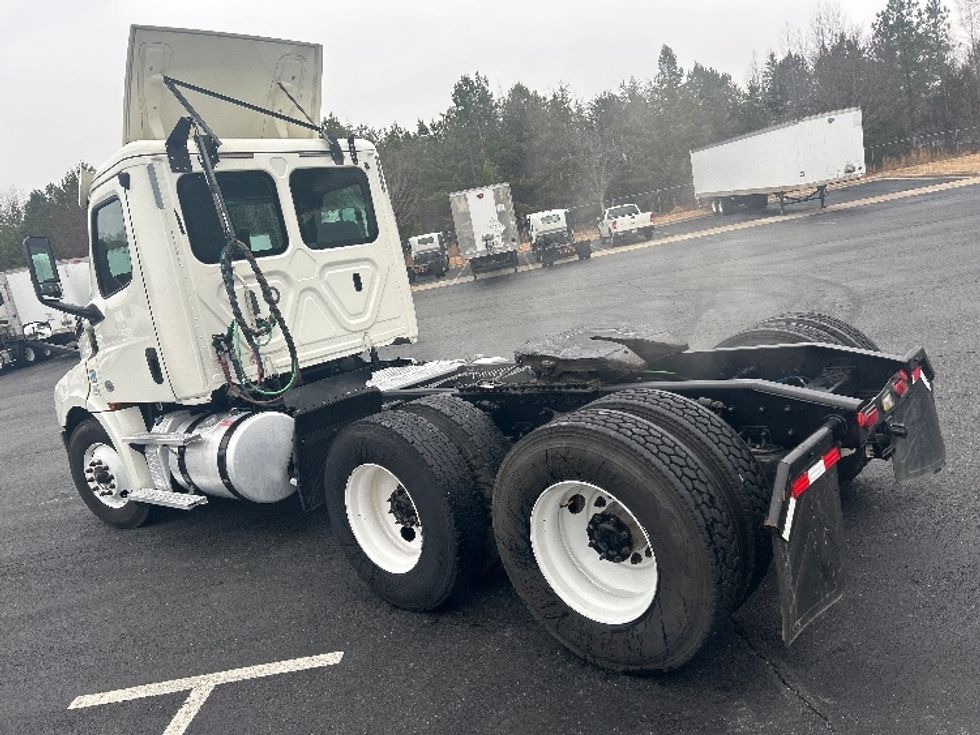 Day Cab Tractor-Heavy Duty Tractors-Freightliner-2019-T12664ST-Greensboro-NC-391,902\n\t\tmiles-$ 44,750 - Image 5