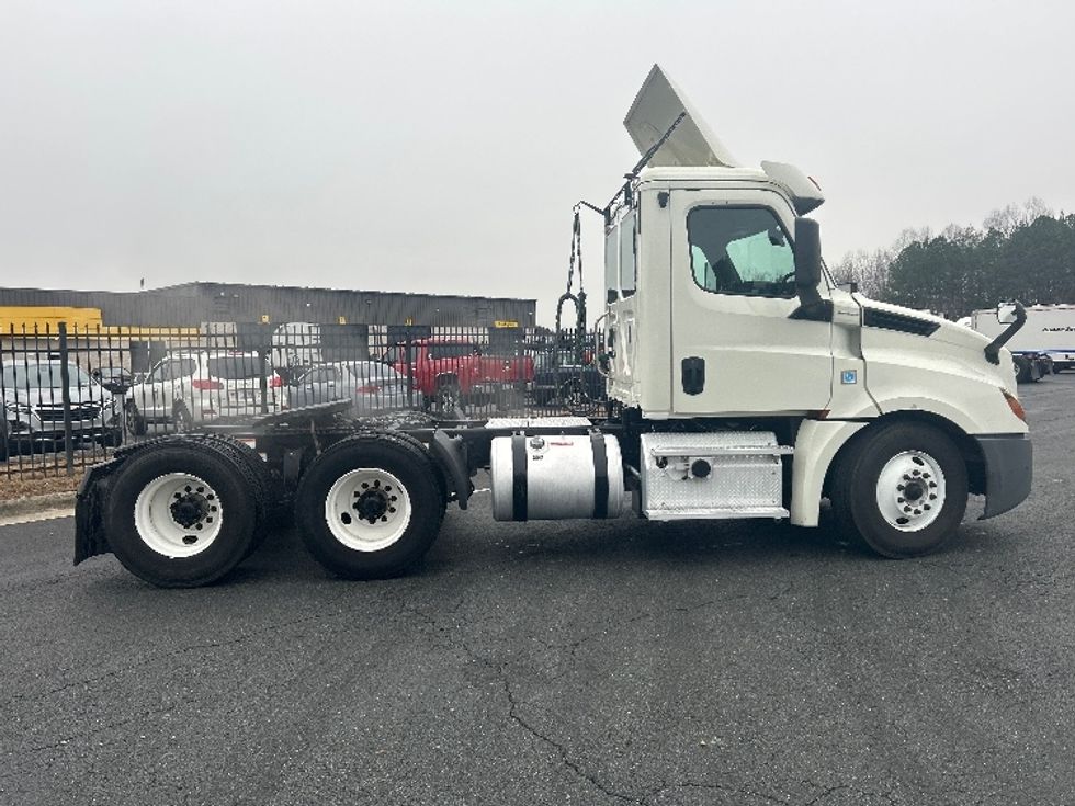 Day Cab Tractor-Heavy Duty Tractors-Freightliner-2019-T12664ST-Greensboro-NC-391,902\n\t\tmiles-$ 44,750 - Image 8