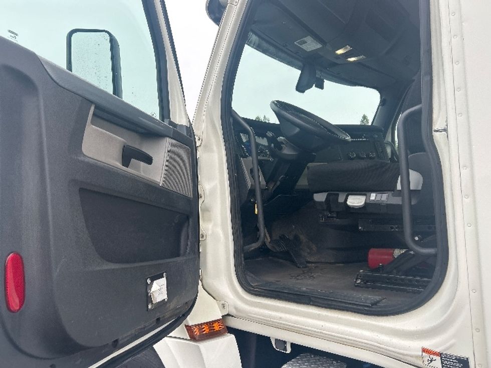 Day Cab Tractor-Heavy Duty Tractors-Freightliner-2019-T12664ST-Greensboro-NC-391,902\n\t\tmiles-$ 44,750 - Image 9