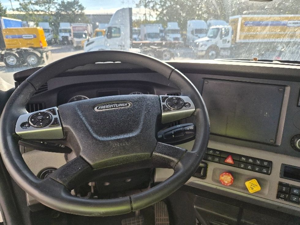 Day Cab Tractor-Heavy Duty Tractors-Freightliner-2019-T12664ST-Greensboro-NC-392,078\n\t\tmiles-$ 45,500 - Image 11