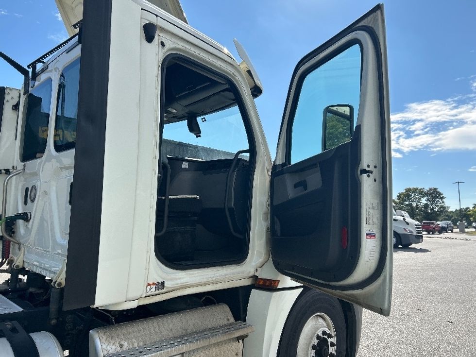 Day Cab Tractor-Heavy Duty Tractors-Freightliner-2019-T12664ST-Greensboro-NC-392,078\n\t\tmiles-$ 45,500 - Image 12