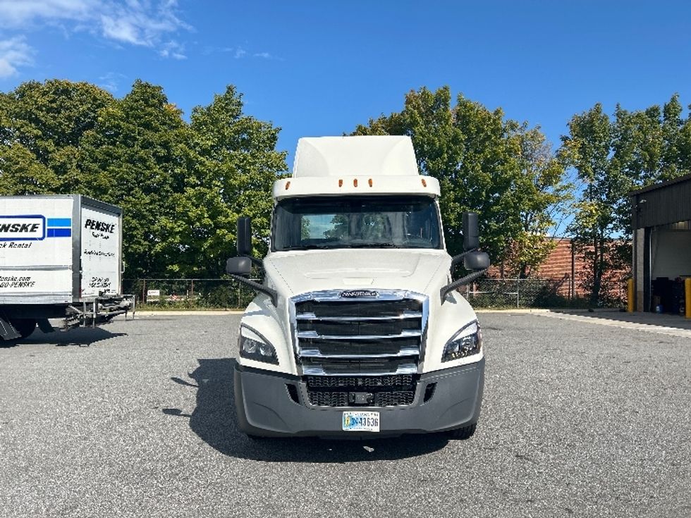 2019 Freightliner Cascadia 126" Day cab photo 2