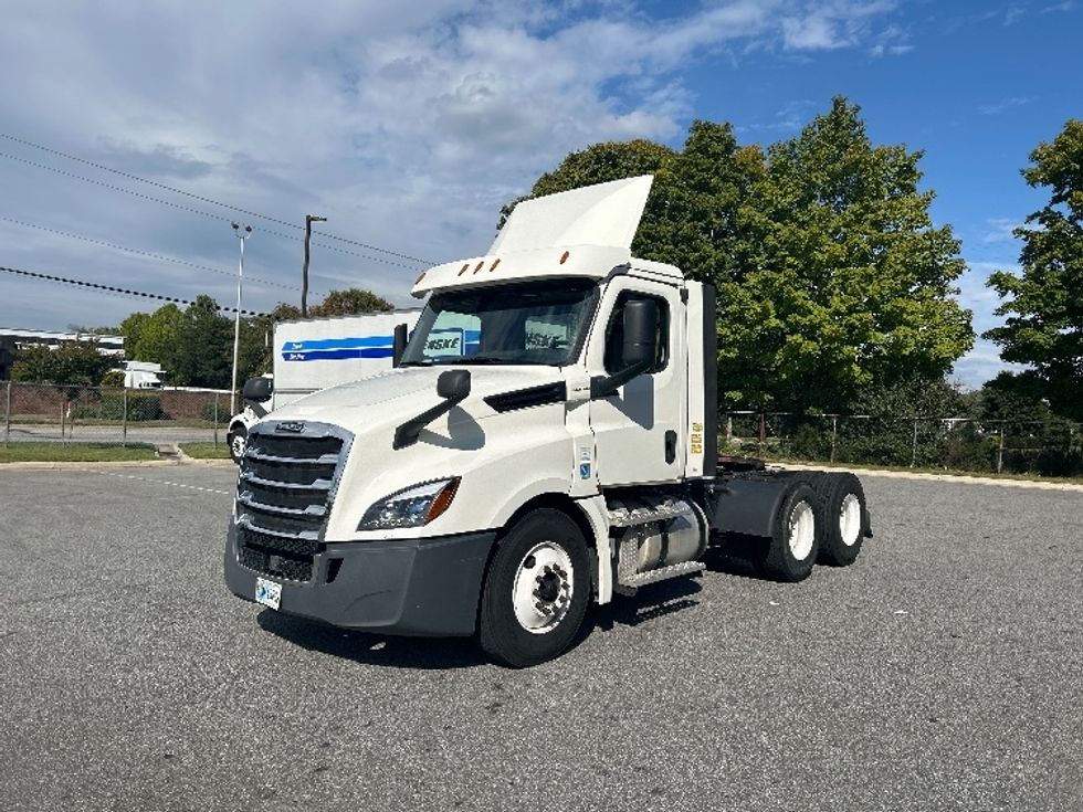 2019 Freightliner Cascadia 126" Day cab photo 3