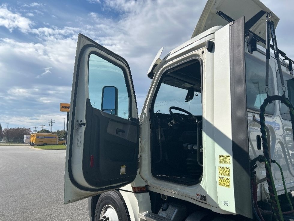 Day Cab Tractor-Heavy Duty Tractors-Freightliner-2019-T12664ST-Greensboro-NC-392,078\n\t\tmiles-$ 45,500 - Image 9