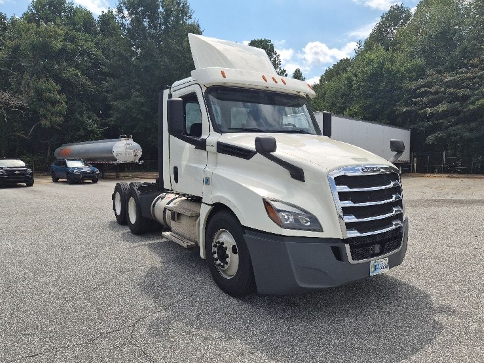 Day Cab Tractor-Heavy Duty Tractors-Freightliner-2019-T12664ST-Greensboro-NC-395,285\n\t\tmiles-$ 45,250 - Image 1