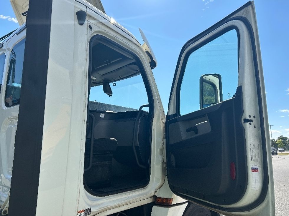 Day Cab Tractor-Heavy Duty Tractors-Freightliner-2019-T12664ST-Greensboro-NC-395,285\n\t\tmiles-$ 45,250 - Image 12