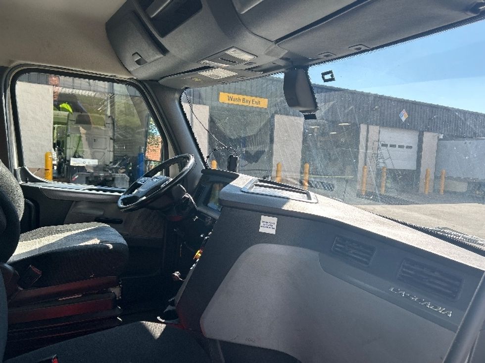 Day Cab Tractor-Heavy Duty Tractors-Freightliner-2019-T12664ST-Greensboro-NC-395,285\n\t\tmiles-$ 45,250 - Image 14