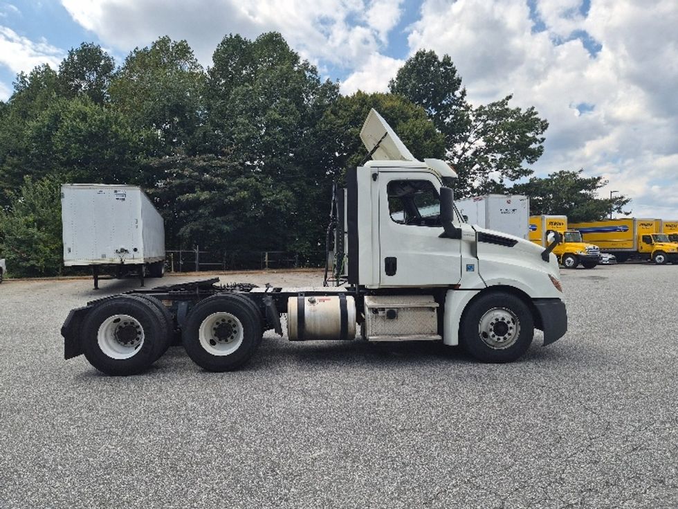 Day Cab Tractor-Heavy Duty Tractors-Freightliner-2019-T12664ST-Greensboro-NC-395,285\n\t\tmiles-$ 45,250 - Image 8