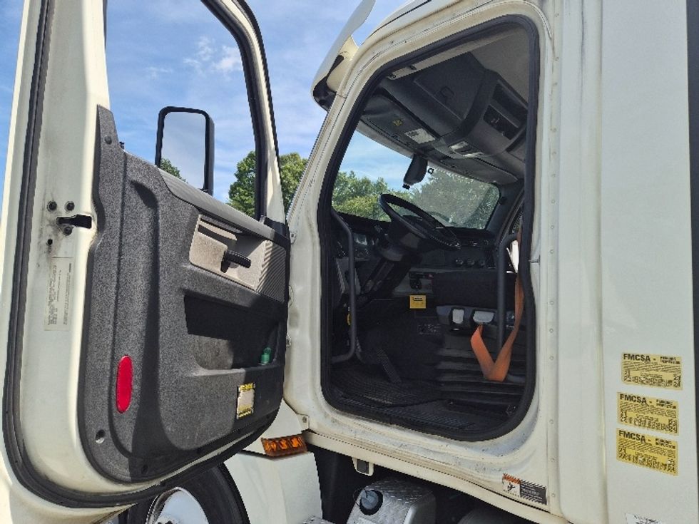 Day Cab Tractor-Heavy Duty Tractors-Freightliner-2019-T12664ST-Greensboro-NC-395,285\n\t\tmiles-$ 45,250 - Image 9
