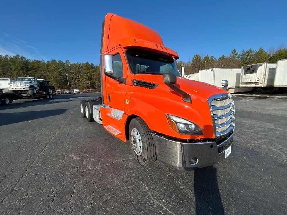 Day Cab Tractor-Heavy Duty Tractors-Freightliner-2019-T12664ST-Greensboro-NC-425,303\n\t\tmiles-$ 43,000 - Image 1
