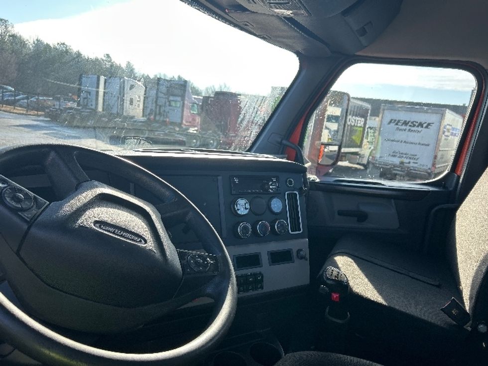 Day Cab Tractor-Heavy Duty Tractors-Freightliner-2019-T12664ST-Greensboro-NC-425,303\n\t\tmiles-$ 43,000 - Image 10