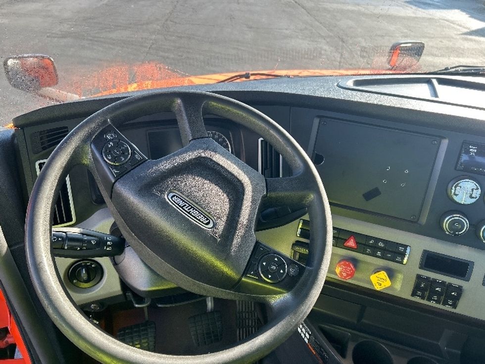 Day Cab Tractor-Heavy Duty Tractors-Freightliner-2019-T12664ST-Greensboro-NC-425,303\n\t\tmiles-$ 43,000 - Image 11