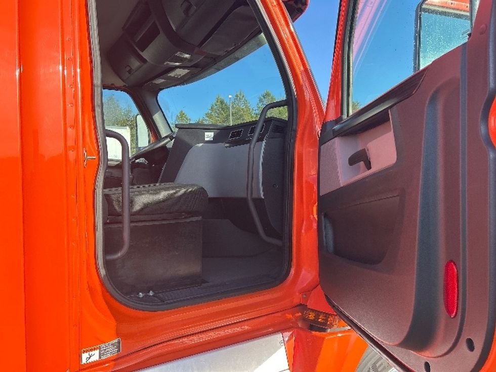 Day Cab Tractor-Heavy Duty Tractors-Freightliner-2019-T12664ST-Greensboro-NC-425,303\n\t\tmiles-$ 43,000 - Image 12