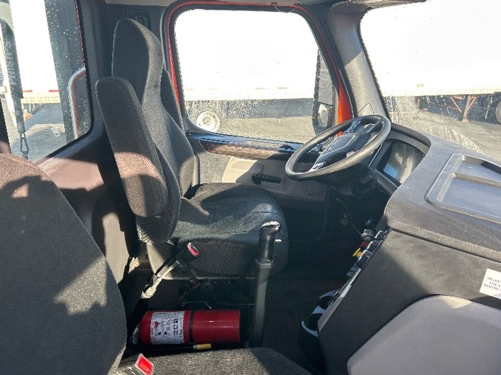 Day Cab Tractor-Heavy Duty Tractors-Freightliner-2019-T12664ST-Greensboro-NC-425,303\n\t\tmiles-$ 43,000 - Image 14