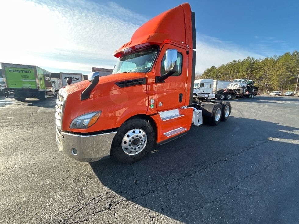 Day Cab Tractor-Heavy Duty Tractors-Freightliner-2019-T12664ST-Greensboro-NC-425,303\n\t\tmiles-$ 43,000 - Image 3