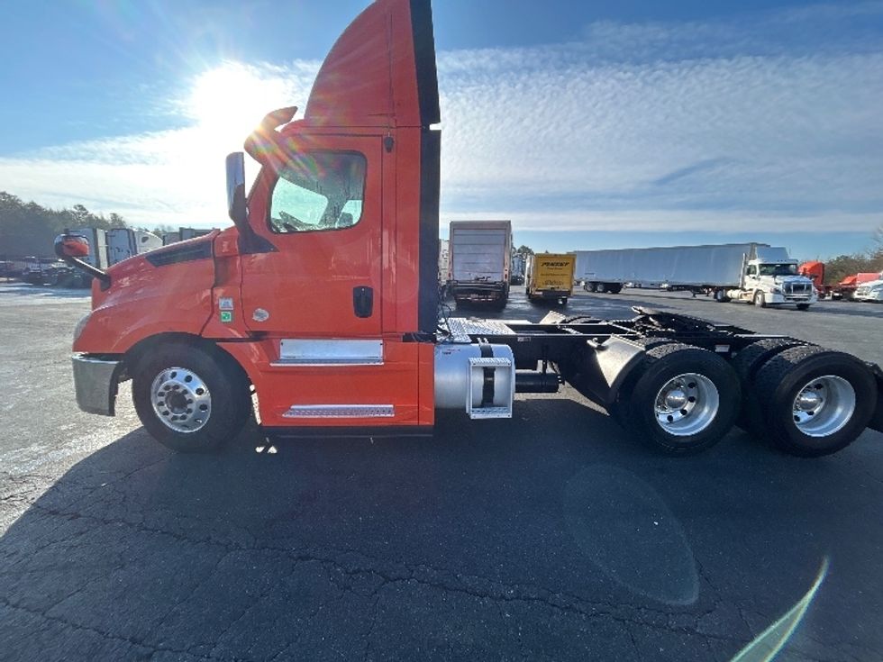 Day Cab Tractor-Heavy Duty Tractors-Freightliner-2019-T12664ST-Greensboro-NC-425,303\n\t\tmiles-$ 43,000 - Image 4