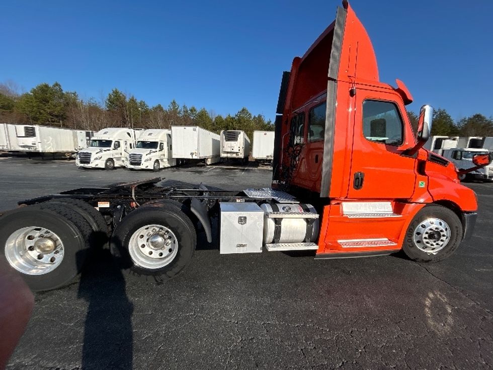 Day Cab Tractor-Heavy Duty Tractors-Freightliner-2019-T12664ST-Greensboro-NC-425,303\n\t\tmiles-$ 43,000 - Image 8