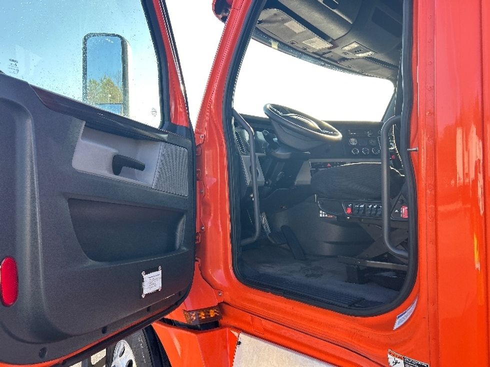 Day Cab Tractor-Heavy Duty Tractors-Freightliner-2019-T12664ST-Greensboro-NC-425,303\n\t\tmiles-$ 43,000 - Image 9