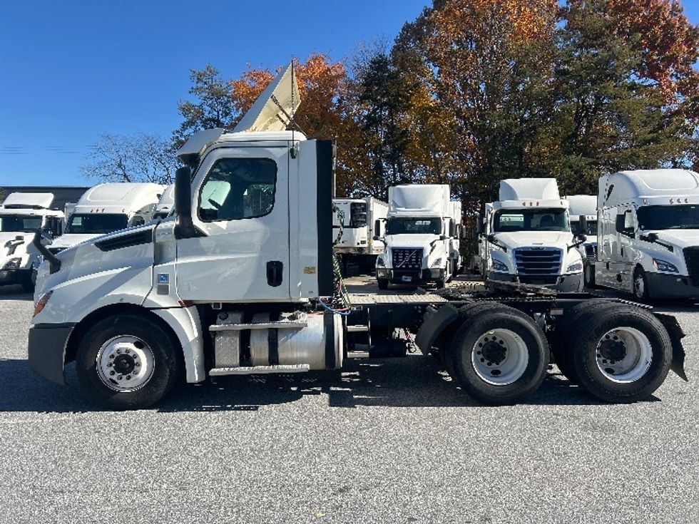 Day Cab Tractor-Heavy Duty Tractors-Freightliner-2019-T12664ST-Greensboro-NC-436,075\n\t\tmiles-$ 43,000 - Image 4