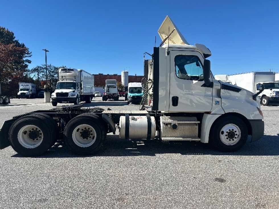 Day Cab Tractor-Heavy Duty Tractors-Freightliner-2019-T12664ST-Greensboro-NC-436,075\n\t\tmiles-$ 43,000 - Image 8
