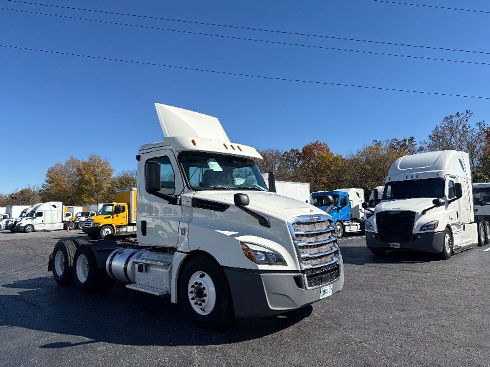 Day Cab Tractor-Heavy Duty Tractors-Freightliner-2019-T12664ST-Greensboro-NC-525,288\n\t\tmiles-$ 37,000 - Image 1