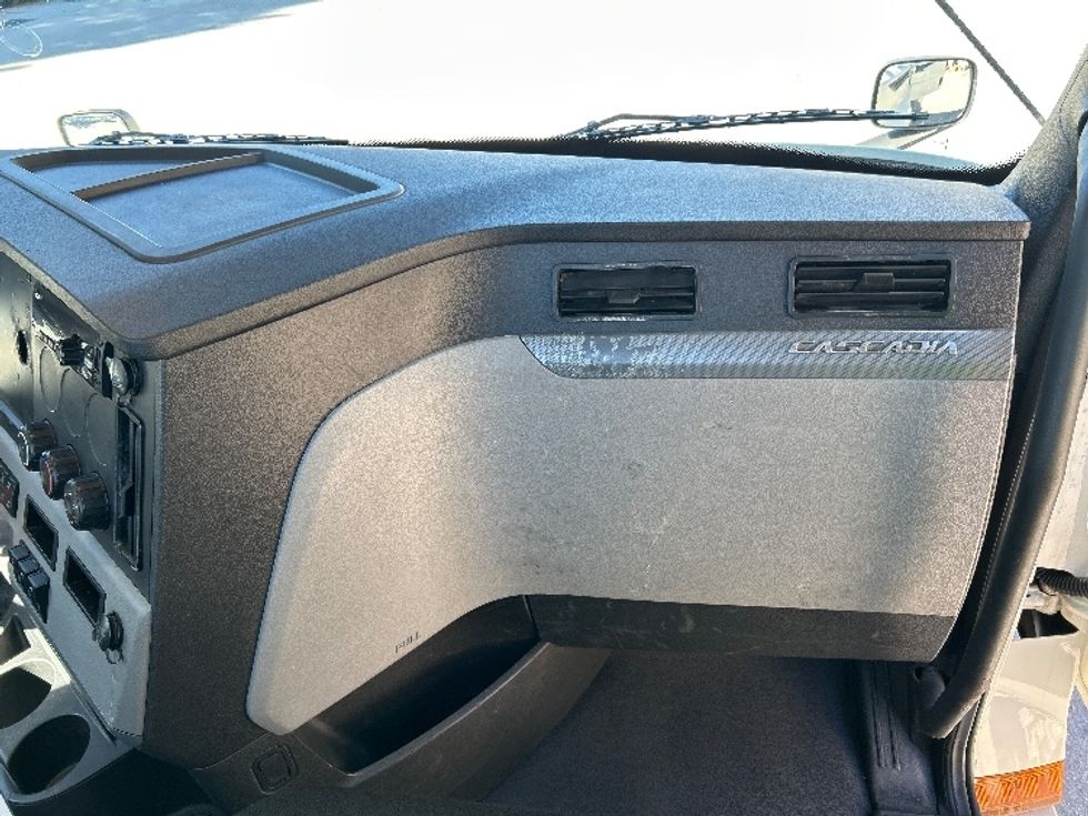 Day Cab Tractor-Heavy Duty Tractors-Freightliner-2019-T12664ST-Greensboro-NC-525,288\n\t\tmiles-$ 37,000 - Image 13