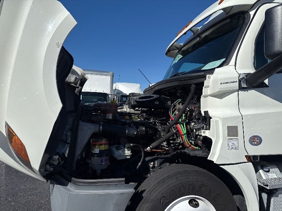 Day Cab Tractor-Heavy Duty Tractors-Freightliner-2019-T12664ST-Greensboro-NC-525,288\n\t\tmiles-$ 37,000 - Image 16