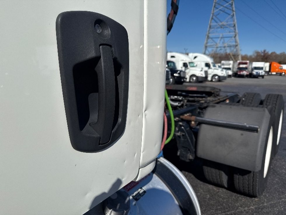 Day Cab Tractor-Heavy Duty Tractors-Freightliner-2019-T12664ST-Greensboro-NC-525,288\n\t\tmiles-$ 37,000 - Image 23